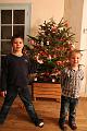 2013-12-14 Zelie mange du pain, les garcons decore le sapin 033